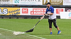 Odklízení vody z hrací plochy na stadionu v Olomouci bhem utkání domácí Sigmy...