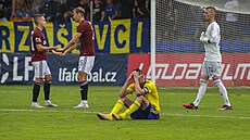 Zklamaný Dominik Simerský (druhý zprava) ze Zlína po prohe proti Spart