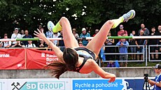 Denisa Peová dopadá po skoku do výky na mistrovství eské republiky v...