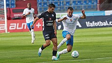 Michal Trávník (vlevo) ze Slovácka se snaí zkrotit mí ped napadajícím...
