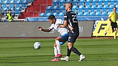 Zálo�ník Baníku Ostrava Ewerton (vlevo) si kryje mí� p�ed Petrem Reinberkem ze...