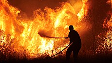Lidé bojují s ohněm v centrální části Řecka. (27. července 2023)