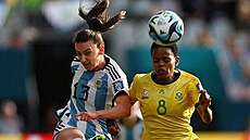 Argentinská fotbalistka Sophia Braunová (vlevo) stílí kolem Hildah Magaiaové...