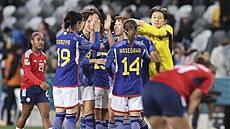 Japonské fotbalistky slaví výhru.