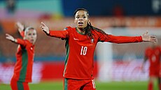 Portugalská fotbalistka Jessica Silvaová se diví rozhodují sudích.