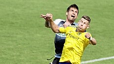 Stoper Jaroslav Svozil (vlevo) ve svém prvním utkání za Karvinou hlídá...