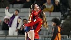 �pan�lské fotbalistky Eva Navarrová (vlevo) a Irene Guerrerová slaví gól.