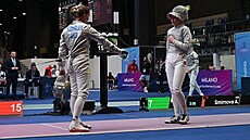 Ukrajinská �ermí�ka Olga Charlanová (vlevo) odmítla podat ruku ruské sokyni...