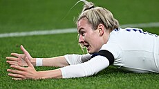 Anglická fotbalistka Lauren Hempová po pádu na trávník.