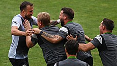 Luká� Budínský (vlevo) se raduje ze svého gólu se spoluhrá�i z Karviné.