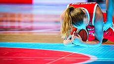 �eská juniorka Mariana P�ibylová na sklen�né palubovce v zápase s Japonskem