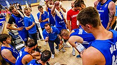 �e�tí basketbalisté naslouchají, radí jim jejich nový kou� Diego Ocampo.
