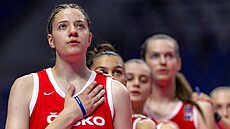 eské juniorky nastupují k zápasu MS proti Spojeným státm. V popedí Nela...