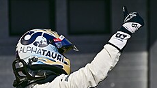 Daniel Ricciardo ze stáje AlphaTauri zdraví fanou�ky.