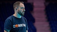 Asistent trenéra �eských juniorských basketbalistek Michal Marti�ek na tréninku
