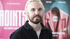 Filmový režisér Adam Sedlák před plakátem k projektu Adikts (6. července 2023)