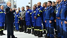 Ruský prezident Vladimir Putin při obhlídce projektu Arctic LNG 2 společnosti...