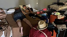 Turisti na požáry zasaženém Rhodosu přespávají na matracích v náhradním hotelu....