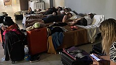 Turisti na poáry zasaeném Rhodosu pespávají na matracích v náhradním hotelu....