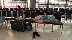 Turisté na poáry zasaeném Rhodu pespávají na matracích v náhradním hotelu....