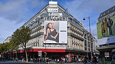 Reklama módní znaky Skims na fasád francouzské Galeries Lafayette v Paíi...