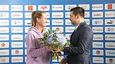 Miroslav Malý, editel turnaje Prague Open, pedává kvtiny tenistce Marie...