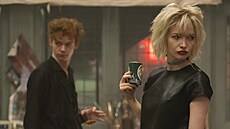 Thomas Brodie-Sangster a Talulah Riley v seriálu Pistol (2022)