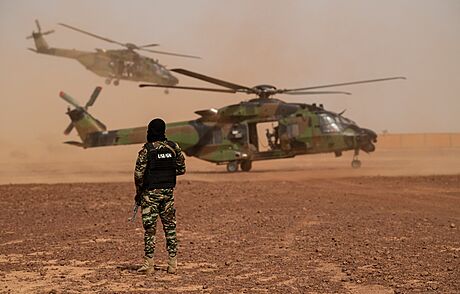 Písluník francouzským speciálních jednotek na na základn Ouallam v Nigeru...
