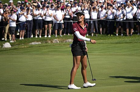 Céline Boutierová slaví výhru na golfovém turnaji Evian Championship.