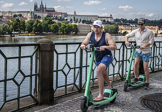 Turisté v Praze na kolobkách.