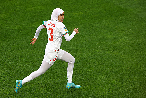 Núhajla Banzínová z Maroka v nábhu bhem utkání s Koreou na fotbalovém MS.