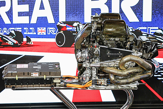 Detail motoru Mercedes-AMG M14 E Performance pi Velké cen Británie 2023.