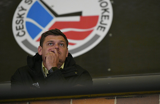 Sportovní manaer Tomá Vrábel sleduje trénink hokejist Litvínova.