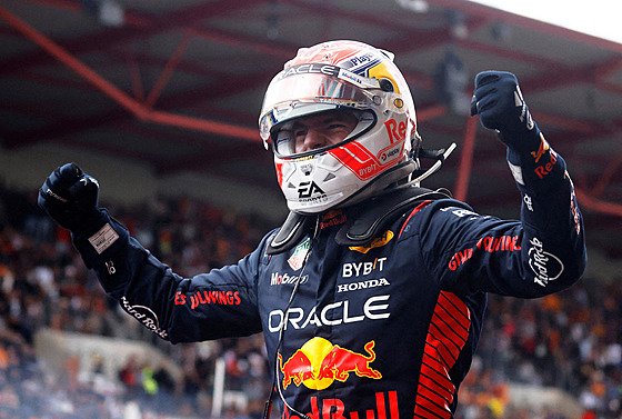 Max Verstappen se raduje po vítzství na Velké cen Belgie
