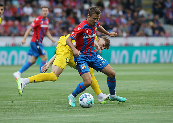 Plze�ský zálo�ník Adam Vlkanova (vp�edu) b�hem utkání s Hradcem