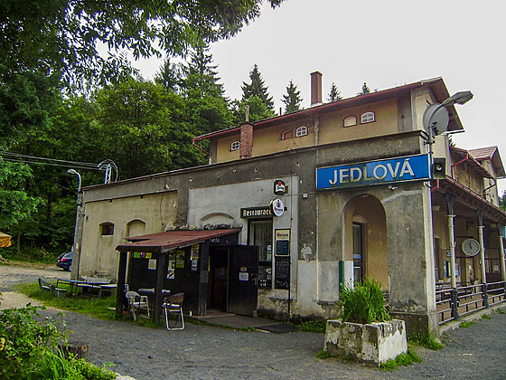 Stanice Jedlová byla postavena na samot uprosted les v Luických horách v...