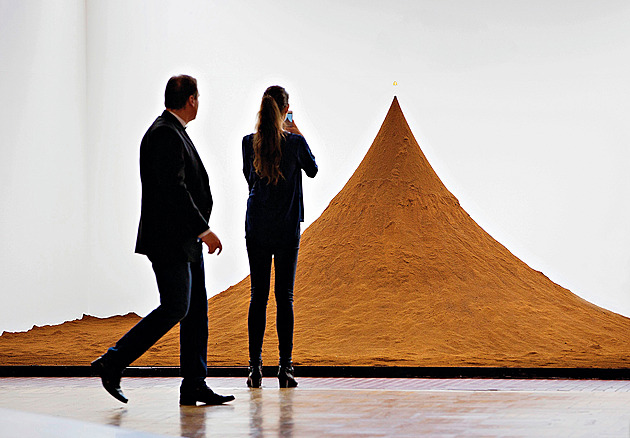 Na matné sklo každý sahá, ta smyslovost otvírá další procesy v těle, říká designér