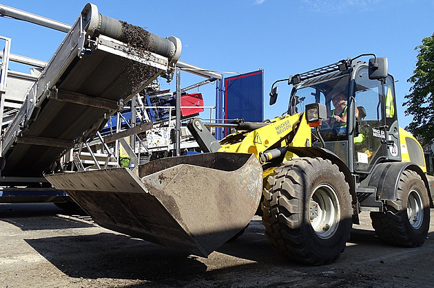 Do Litomic z Nmecka dorazil speciální separaní stroj, který dva dny zimní...