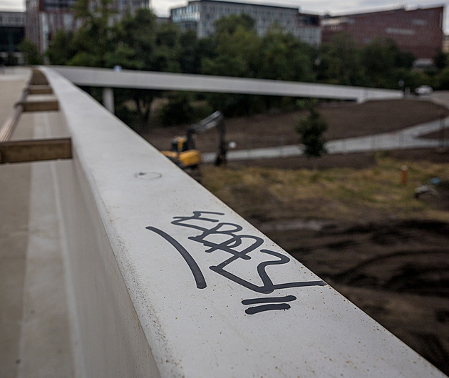 Štvanickou lávku hyzdí graffiti. Magistrát s čištěním otálí, říká Čižinský