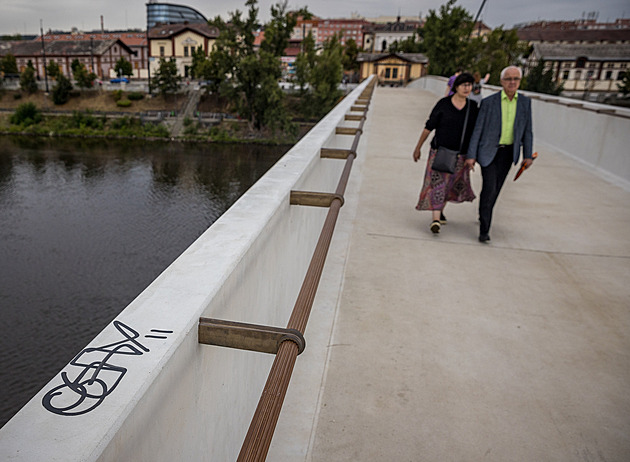 Štvanickou lávku hyzdí graffiti. Magistrát s čištěním otálí, říká Čižinský