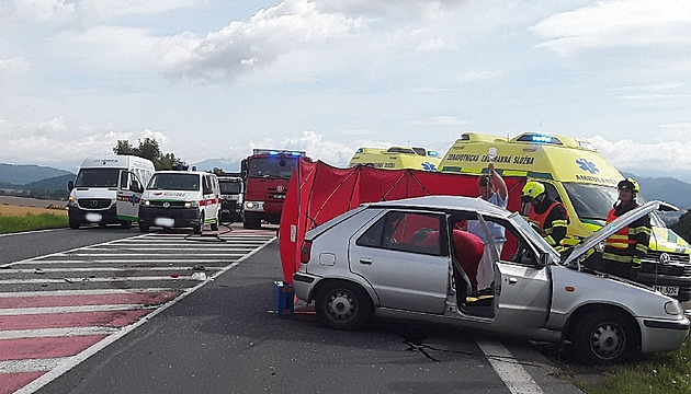 Tah ze střední Moravy do Polska uzavřela srážka dvou aut, jeden řidič zemřel