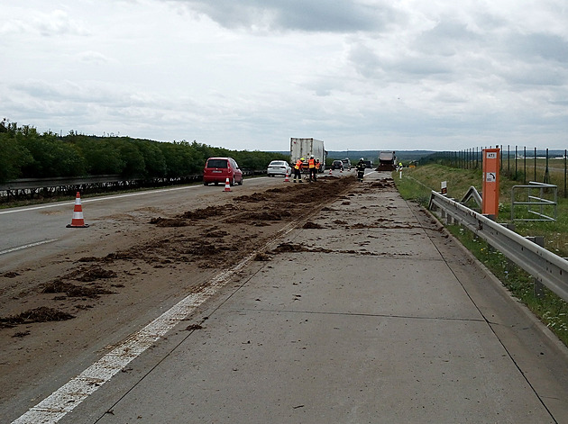 Hnůj z náklaďáku znečistil část D11 z Hradce na Prahu, tvořily se kolony