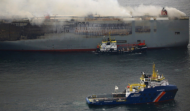 Loď s elektroauty u Nizozemska stále hoří. Kvůli větru se ji nedaří odtáhnout