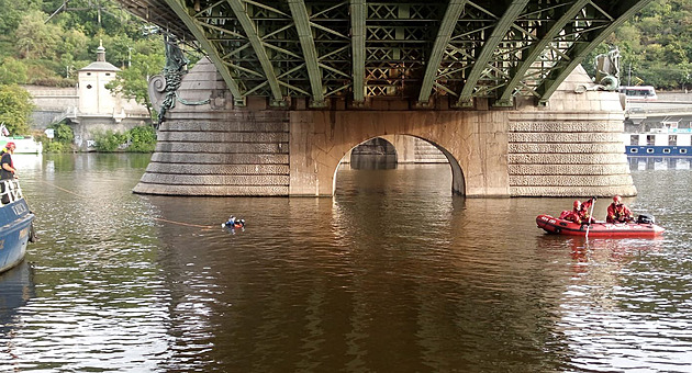 Potápěči pátrali po člověku pod pražským Čechovým mostem, našli ho mrtvého