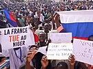 Dav stoupenc nigerské junty s ruskými vlajkami zaútoil v Niamey na...