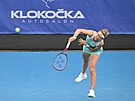 Marie Bouzková podává v prvním kole turnaje WTA v Praze.