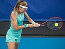 Marie Bouzková hraje bekhend v prvním kole turnaje WTA v Praze. 