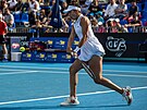 Rumunka Jaqueline Cristianová hraje bekhend v prvním kole turnaje WTA v Praze. 
