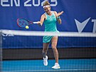 Marie Bouzková hraje forhend v prvním kole turnaje WTA v Praze. 