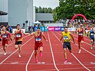 Ondej Macík (tetí zleva) bjem sprintu na 200 metr na atletickém mistrovství...